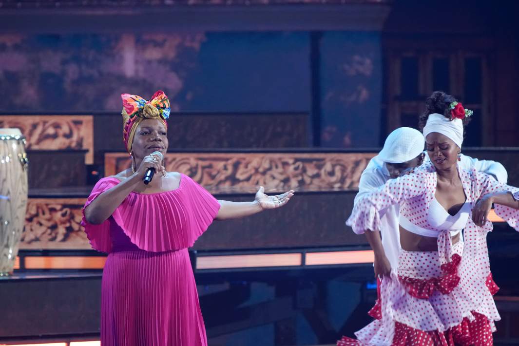 Сулема Иглесиас Саласар (Куба) выступает на международном музыкальном конкурсе "Интервидение" в Москве