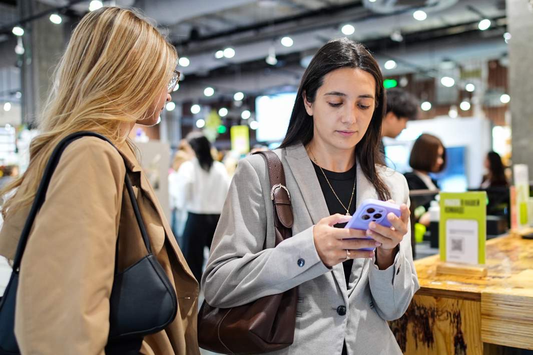 Девушка смотрит в телефон 