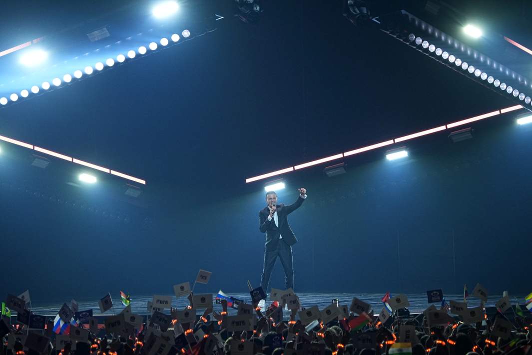 Мустафа Саад (Египет) выступает на международном музыкальном конкурсе "Интервидение" в Москве