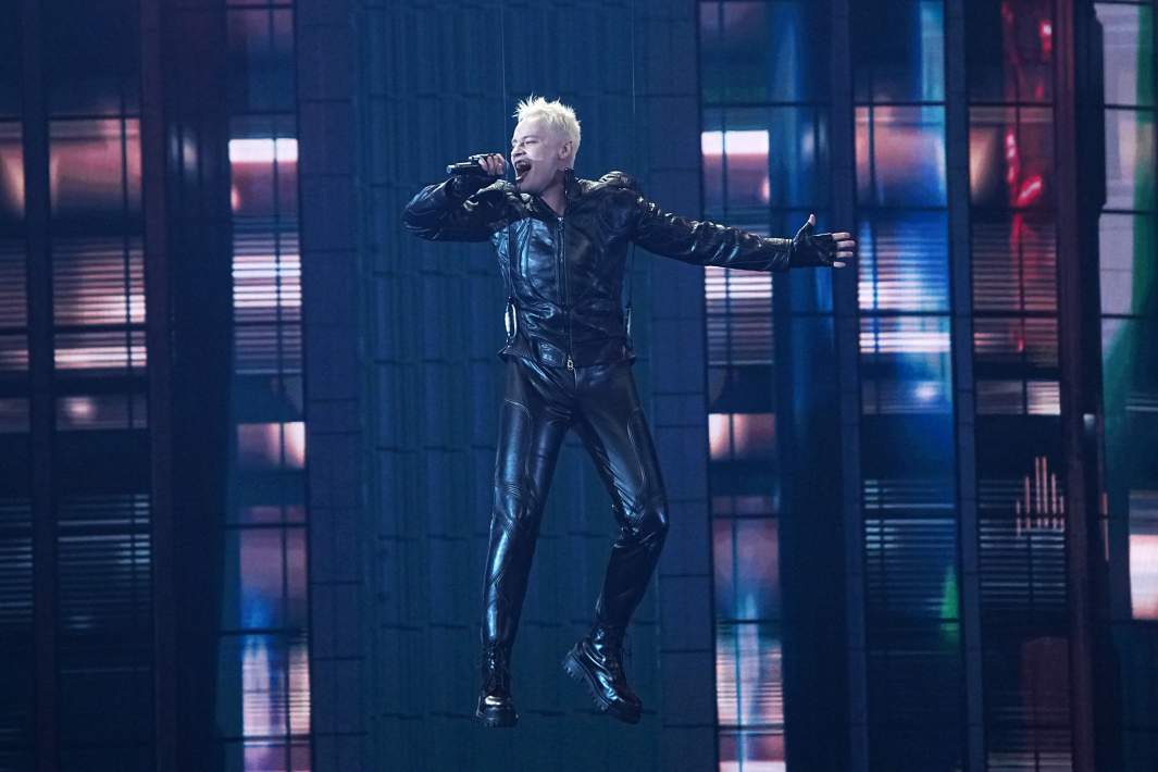 Ярослав Дронов (Россия) выступает на международном музыкальном конкурсе "Интервидение" в Москве