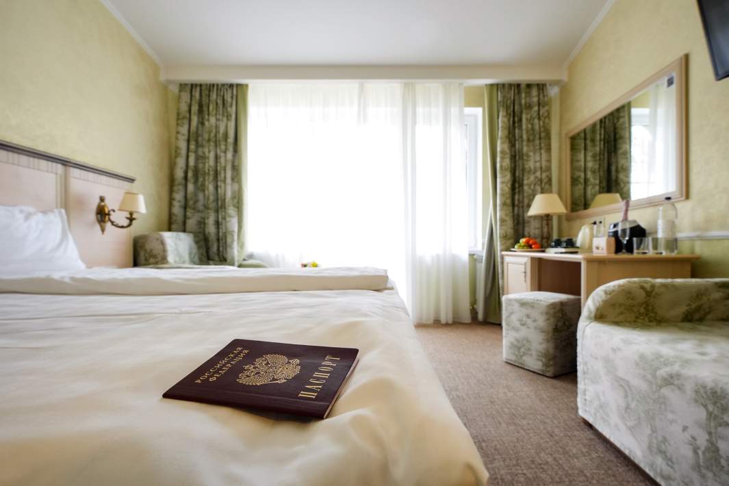 Паспорт РФ на кровати 