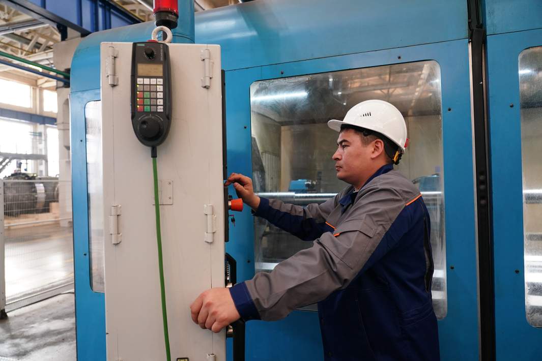 Рабочий в цеху 