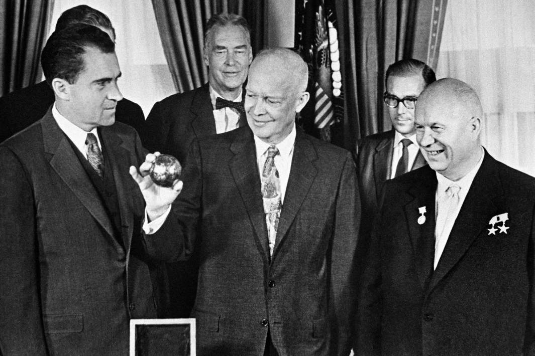 Визит делегации СССР в США. Первый секретарь ЦК КПСС, глава советского правительства Никита Хрущев (справа), вице-президент США Ричард Никсон (слева) во время вручения президенту США Дуайту Эйзенхауэру (в центре) копии вымпела, доставленного советской ракетой на Луну. 15-27 сентября 1959 года
