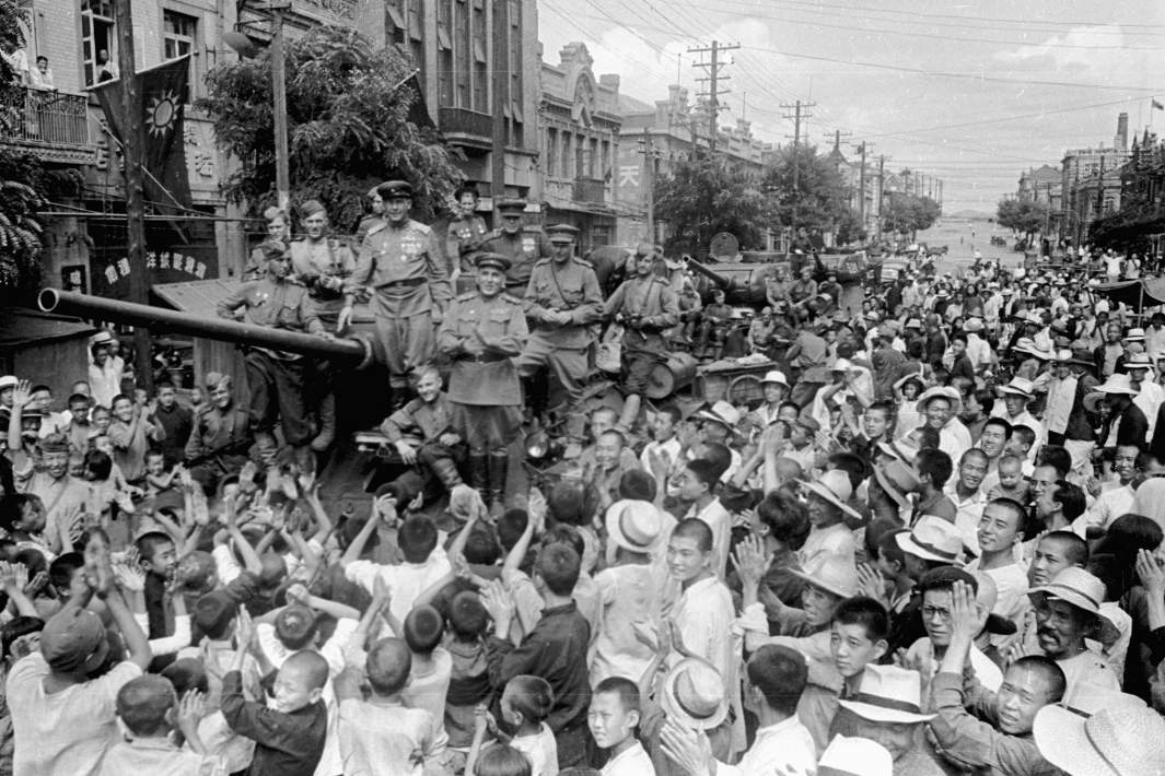 Население города Порт-Артура (Даляня) встречает советских танкистов