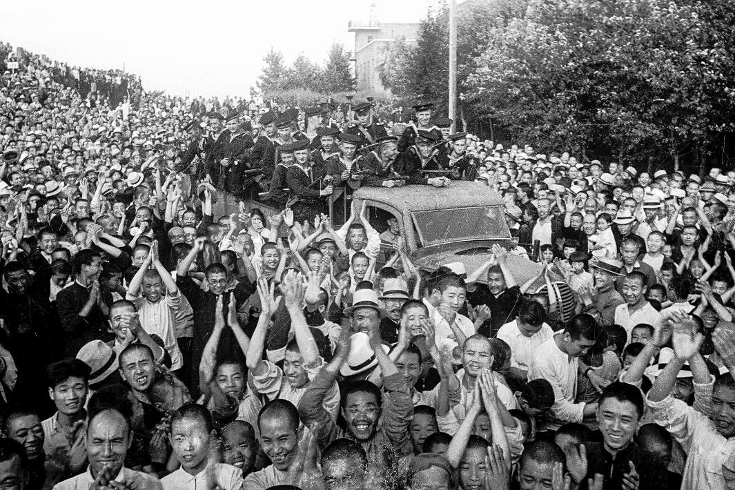 Жители города Харбина (Северо-Восточный Китай) встречают советских воинов-освободителей