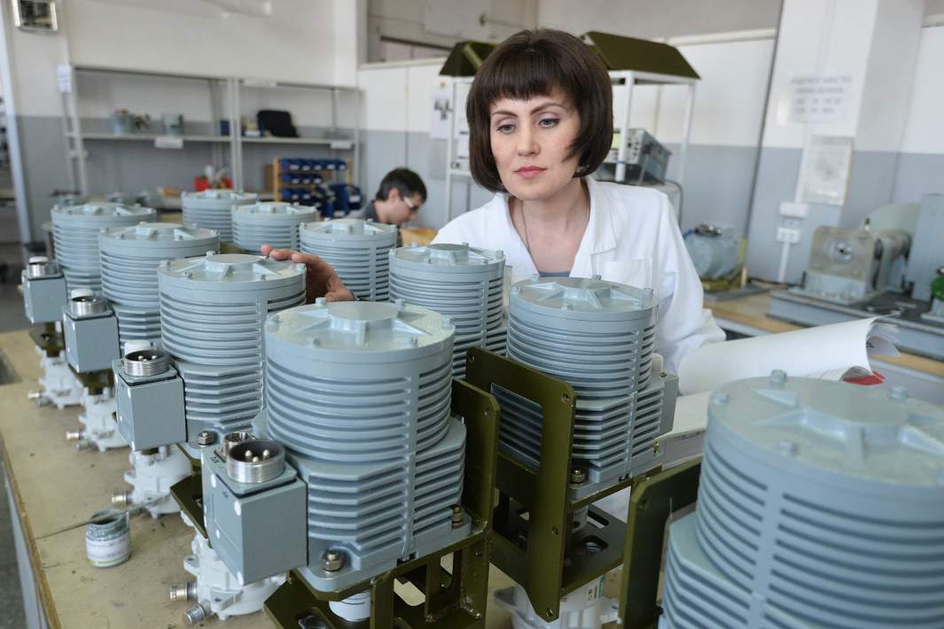 Сотрудник оборонного предприятия в цеху 