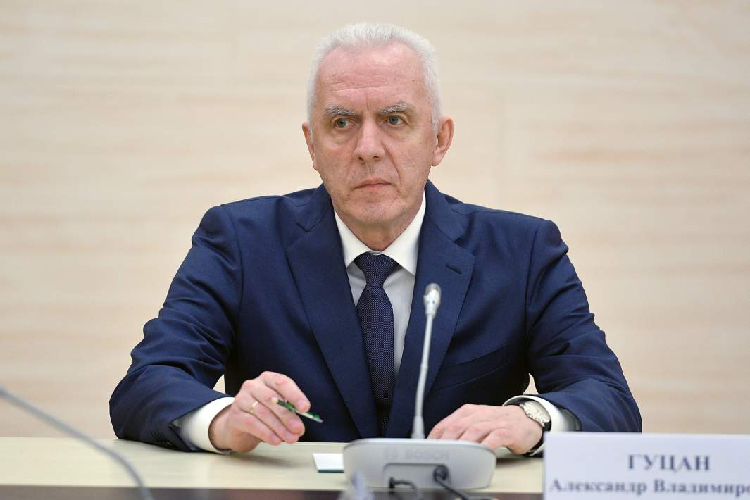Полномочный представитель президента в Северо-Западном федеральном округе Александр Гуцан перед началом совещания по вопросу создания культурно-образовательных и музейных комплексов во Владивостоке, Калининграде, Кемерове и Севастополе. 2019 год