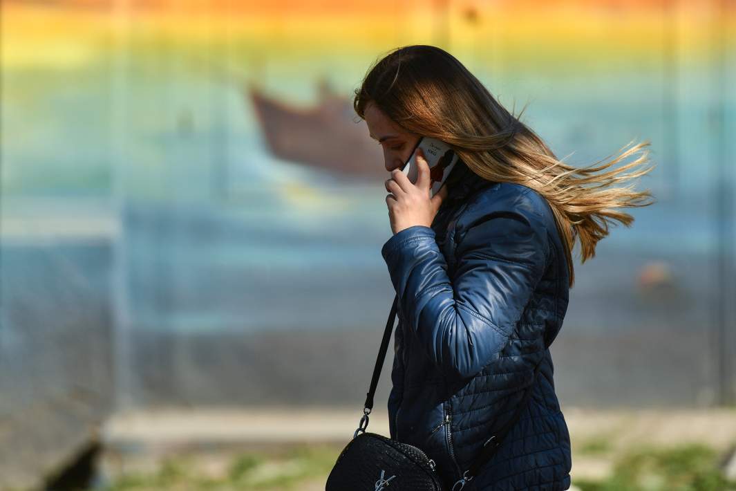 Девушка со смартфоном