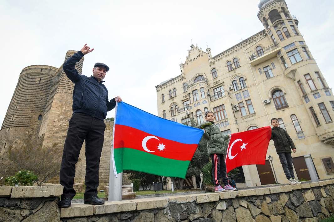Жители Баку с флагами Азербайджана и Турции во время второй карабахской войны. 2020 год