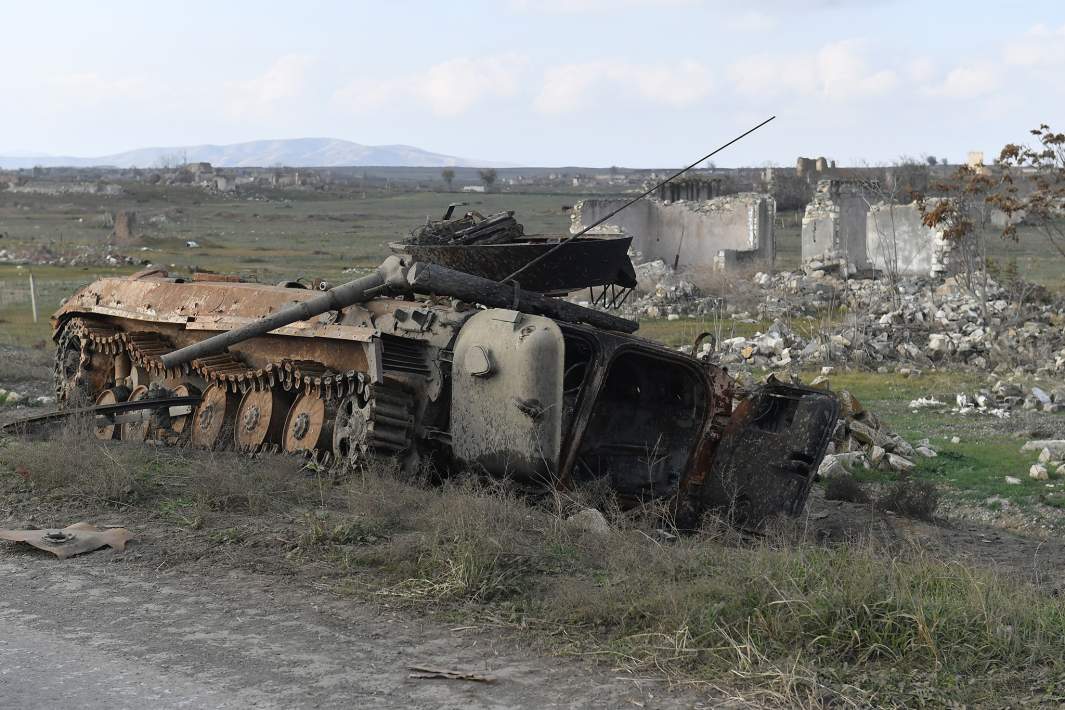 Брошенная армянская военная техника на дороге в Физули. Город взят под контроль азербайджанской армии в ходе военных действий в Карабахе в октябре 2020 года