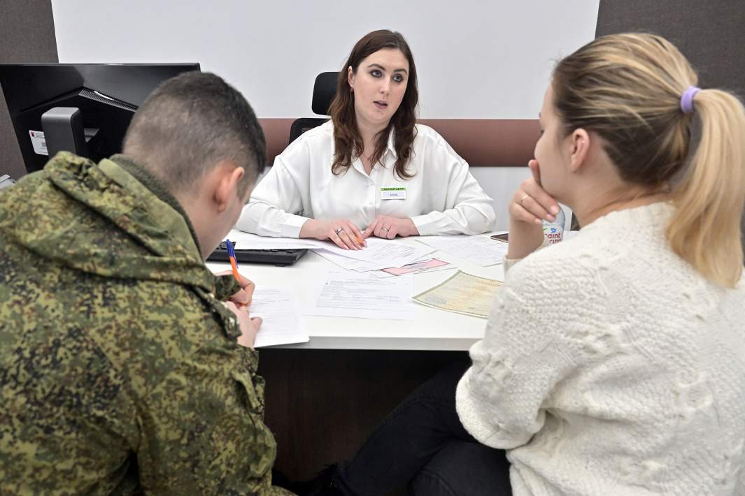 Посетители во время оформления документов