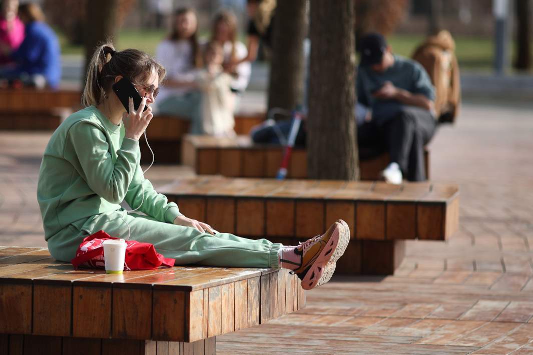 Девушка разговаривает по телефону