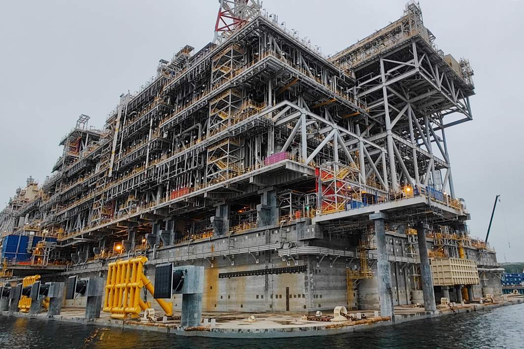 Гравитационная платформа по производству сжиженного газа