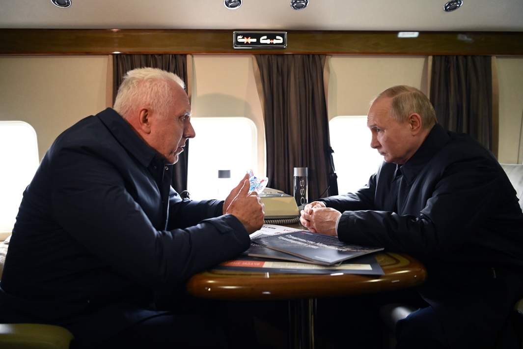 Президент РФ Владимир Путин во время перелета в Центр строительства крупнотоннажных морских сооружений в поселок Белокаменка Мурманской области. Слева — полномочный представитель президента РФ в Северо-Западном федеральном округе Александр Гуцан. 2023 год