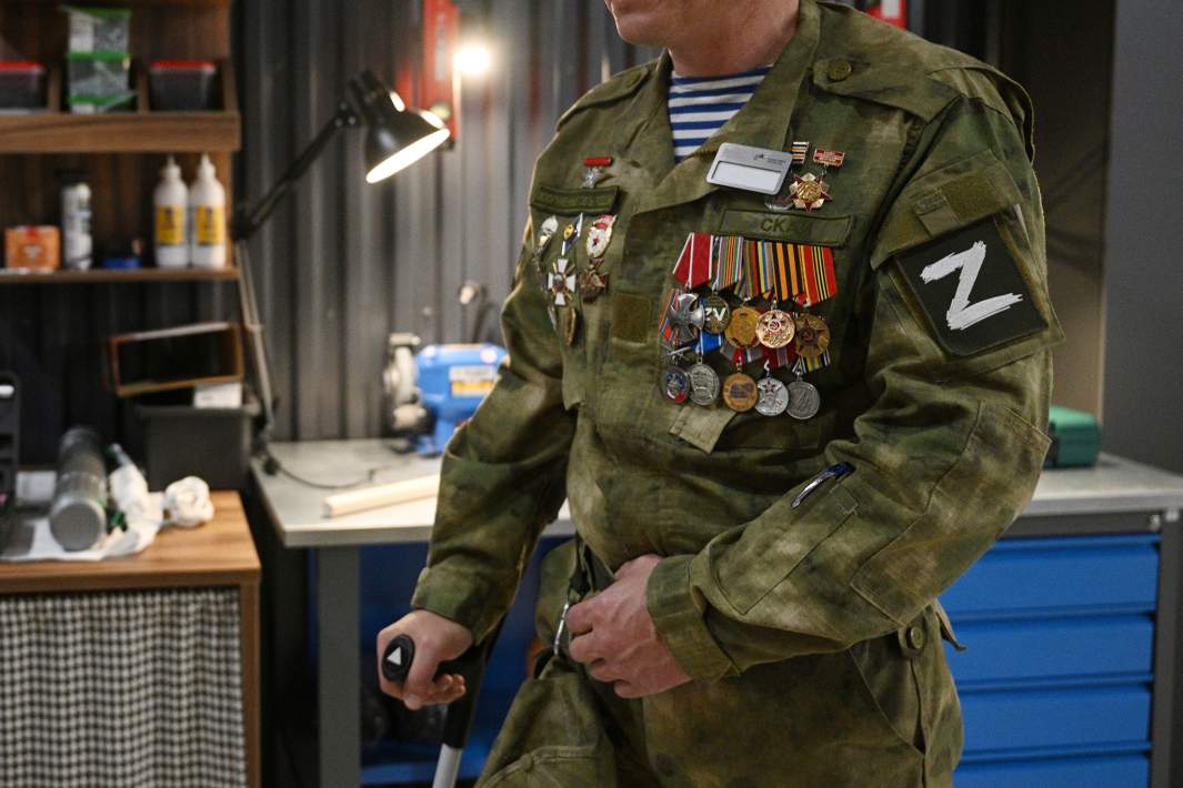 Посетитель открывшегося второго корпуса Единого центра поддержки участников СВО и их семей в Москве