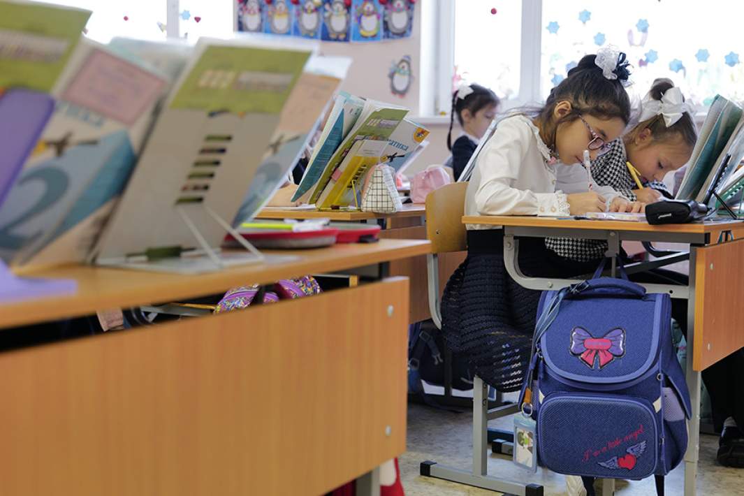 Ученицы на уроке в школе