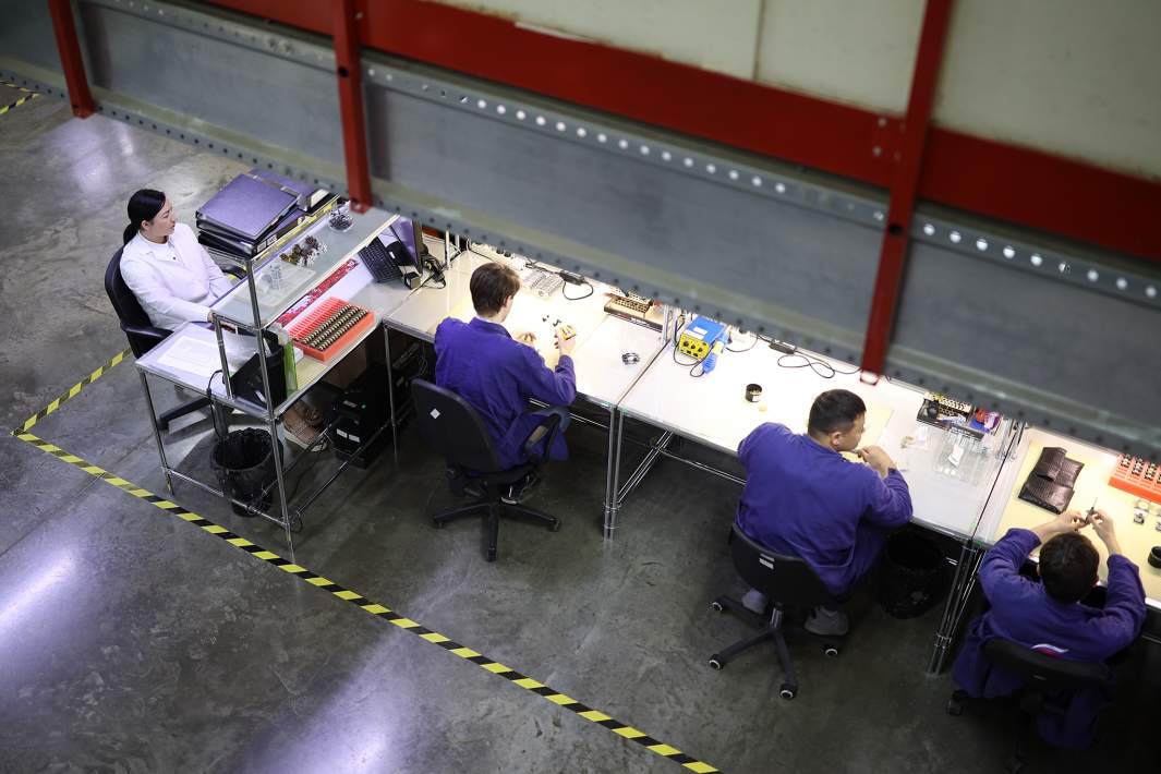 Работники на производстве 