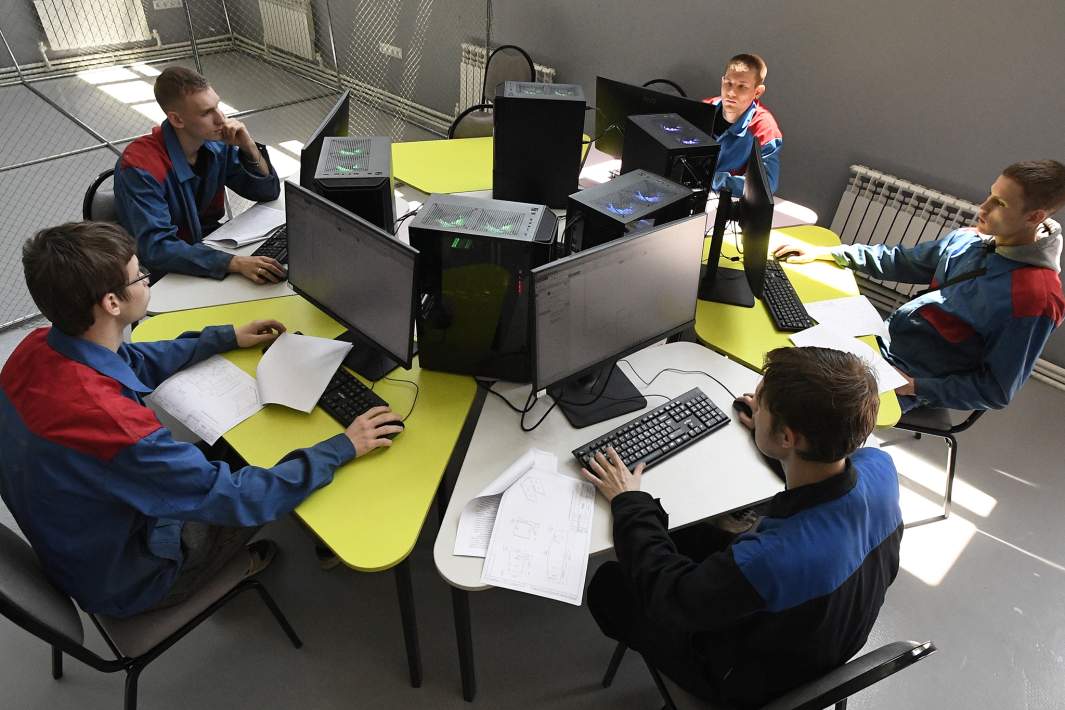 Студенты за компьютерами 