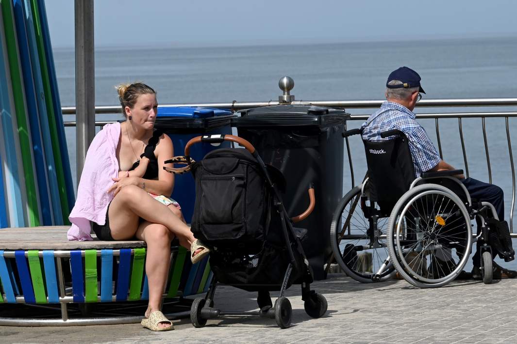 Отдыхающие на набережной