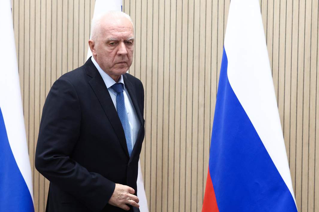 Полномочный представитель президента в Северо-Западном федеральном округе Александр Гуцан перед началом заседания Военно-промышленной комиссии в Санкт-Петербурге. 19 сентября 2024 года