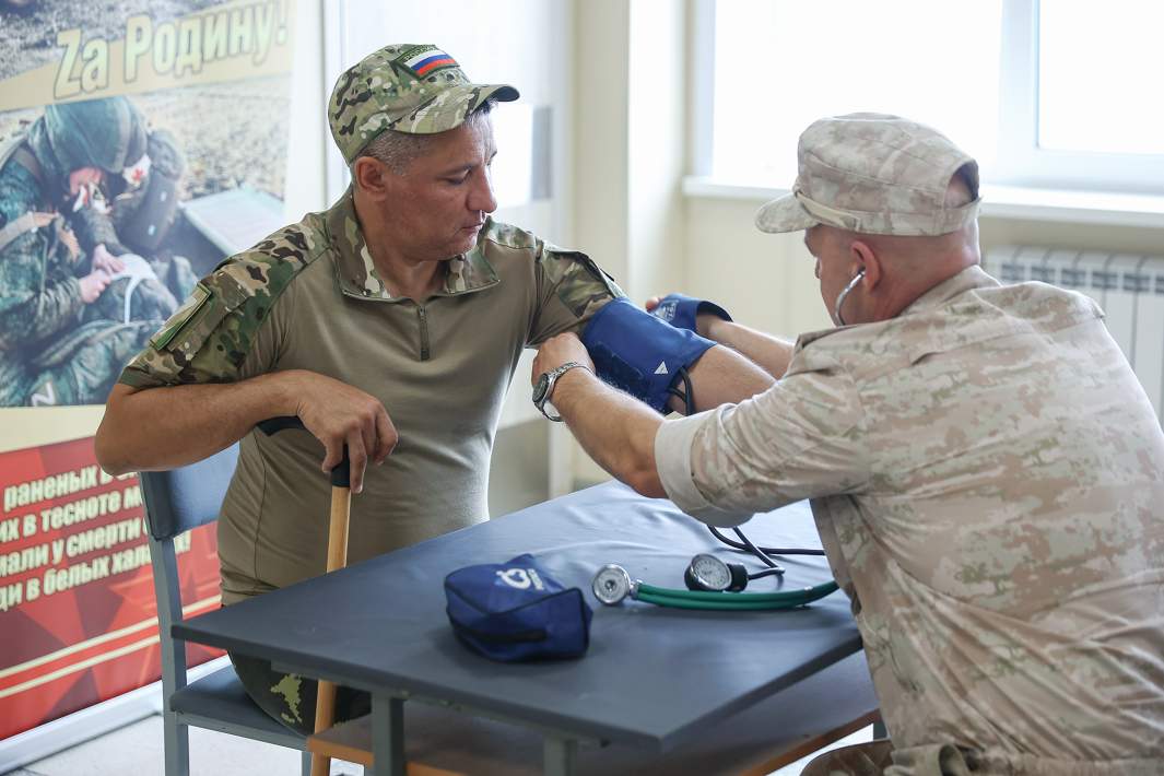 Военнослужащему, получившему ранения в ходе проведения специальной военной операции (СВО), измеряют давление перед занятием в зале для реабилитации