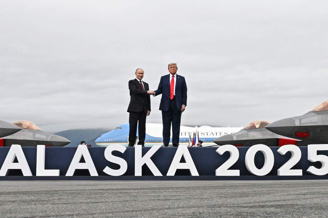 Президент РФ Владимир Путин и президент США Дональд Трамп во время встречи на военной базе Эльмендорф-Ричардсон на Аляске, 15 августа 2025 года