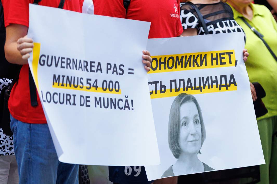 Акция протеста под лозунгом «PAS – 4 года экономической катастрофы» у здания правительства Молдовы в Кишиневе