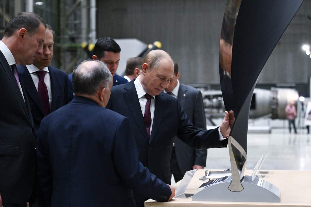 Президент РФ Владимир Путин во время посещения ПАО "ОДК-Кузнецов" в Самаре