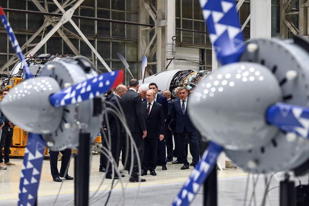 Президент РФ Владимир Путин во время посещения ПАО "ОДК-Кузнецов" в Самаре