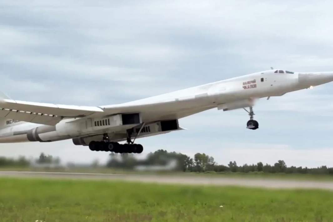 Стратегический сверхзвуковой ракетоносец Ту-160 во время совместных военных учений России и Белоруссии «Запад-2025»