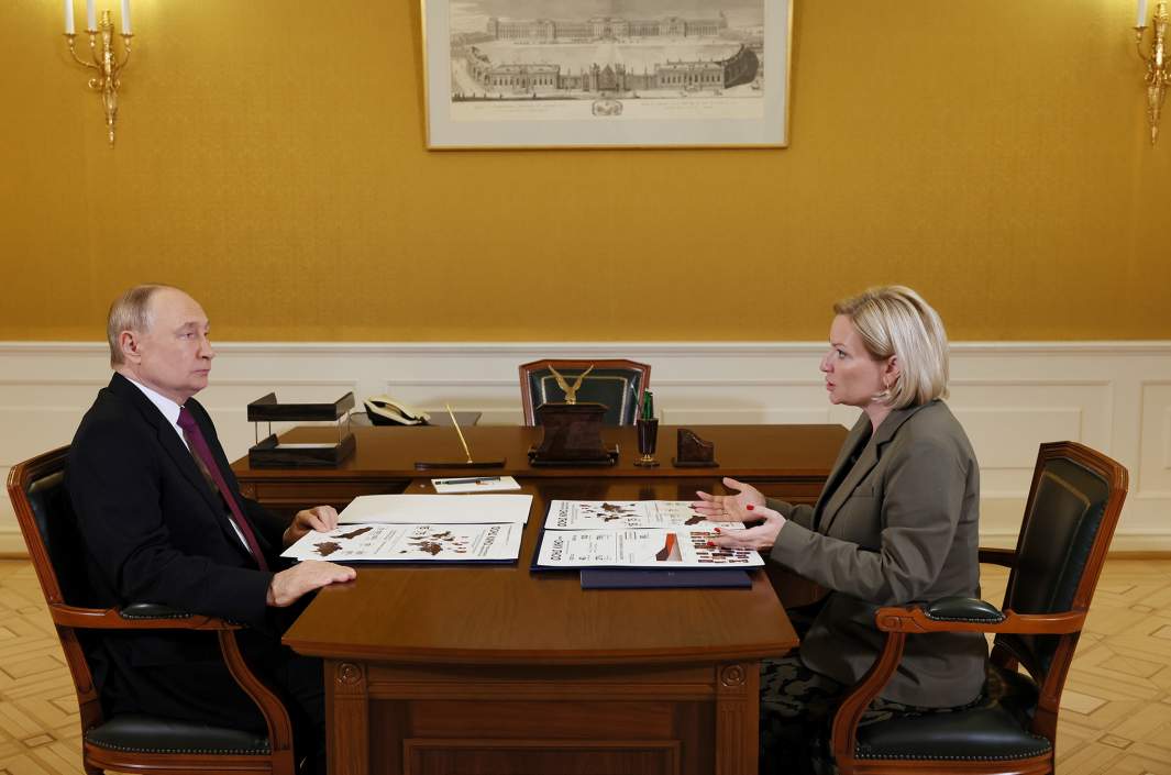 Президент РФ Владимир Путин и министр культуры РФ Ольга Любимова