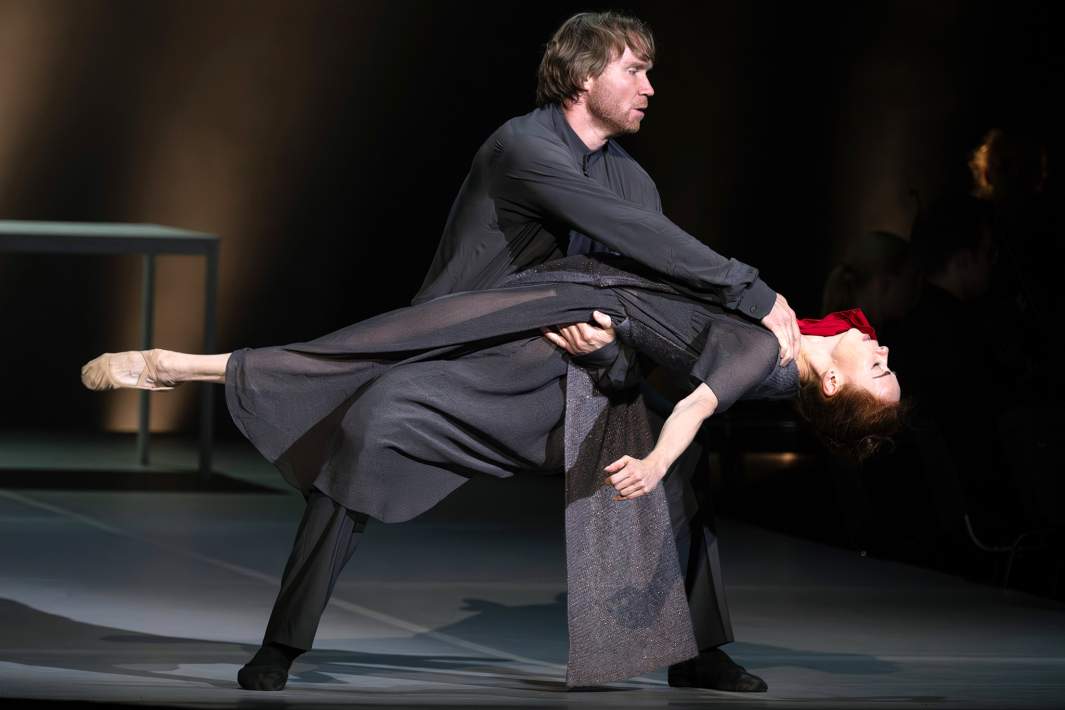 Михаил Лобухин в роли Егора Егоровича и Екатерина Крысанова в роли Марьи Поликарповны в сцене из одноактного балета «Русский характер»