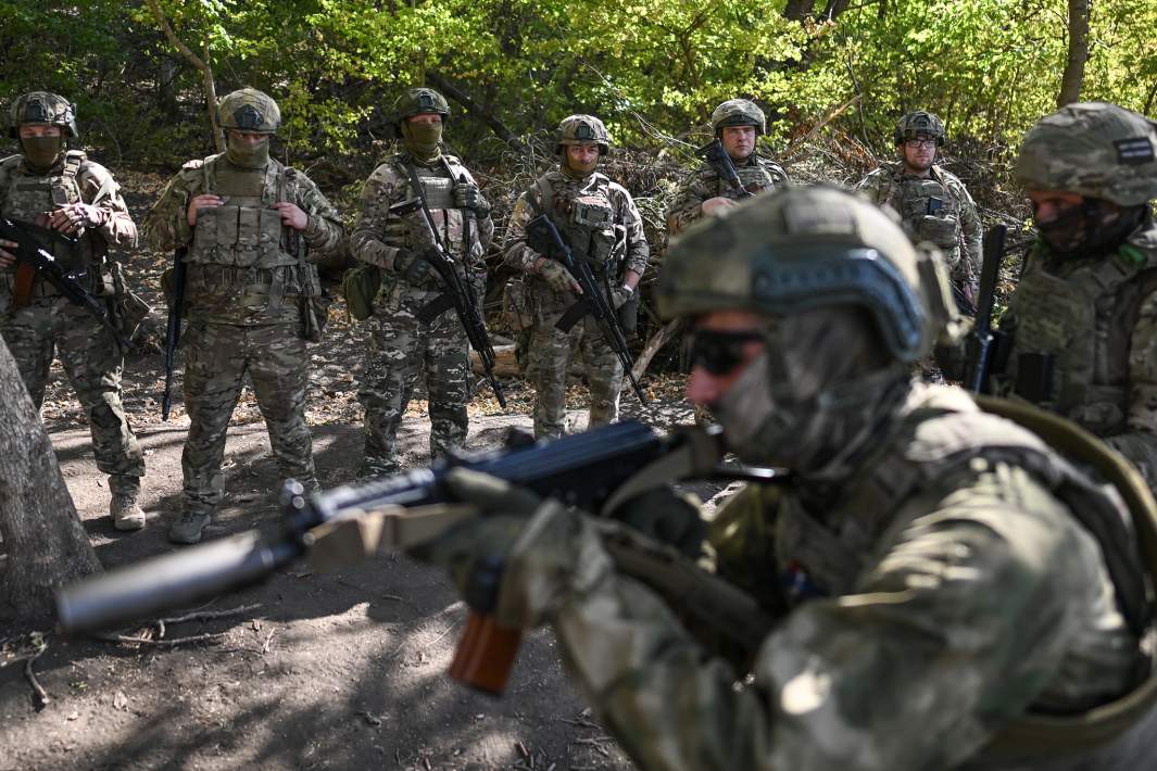 Военнослужащие во время военной подготовки на полигоне в пункте временной дислокации в зоне СВО