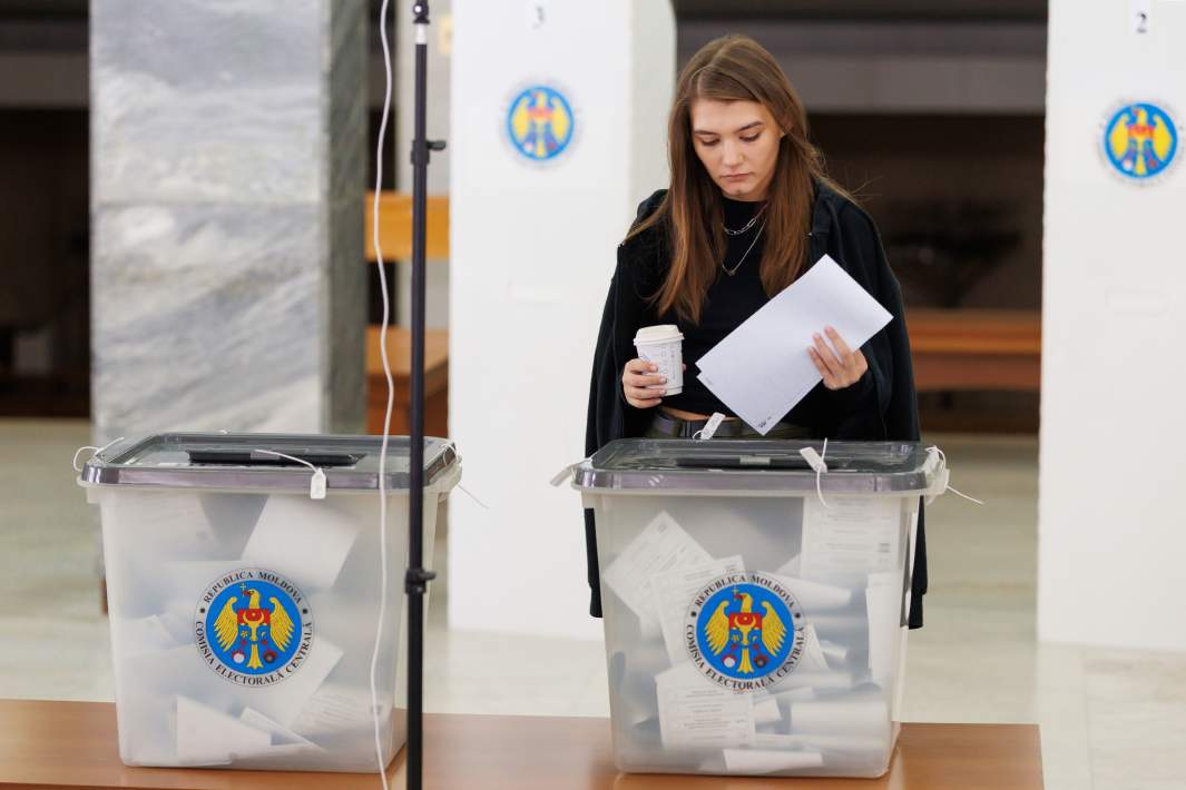 Голосование на избирательном участке для жителей Приднестровья во время парламентских выборов