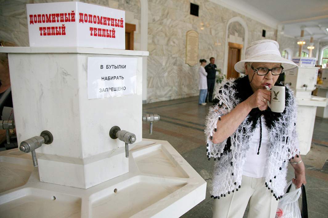 Пожилая женщина в галереи нарзанов