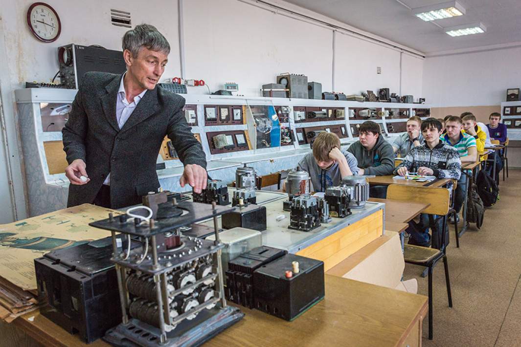 На занятиях в электротехническом колледже