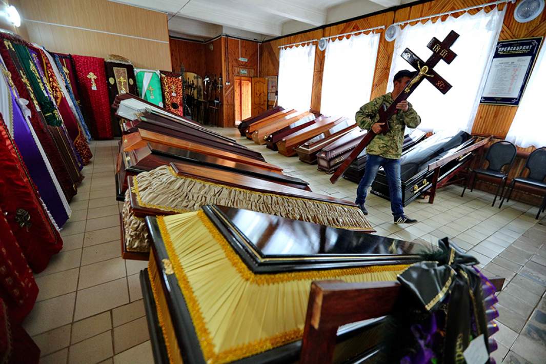 Продажа гробов, венков и крестов на могилы в одной из компаний по оказанию ритуальных услуг