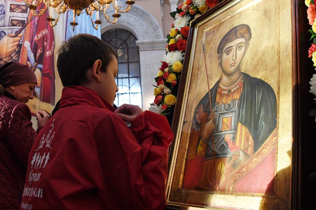 Верующие у иконы святого Дмитрия Солунского