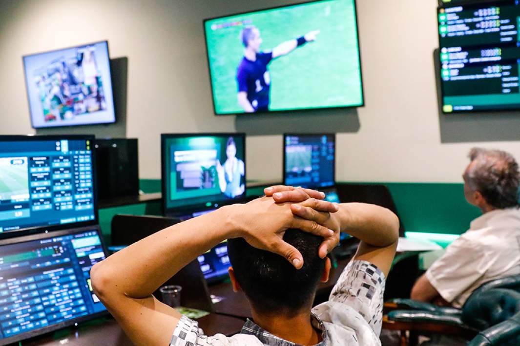 Посетители в одном из филиалов букмекерской компании