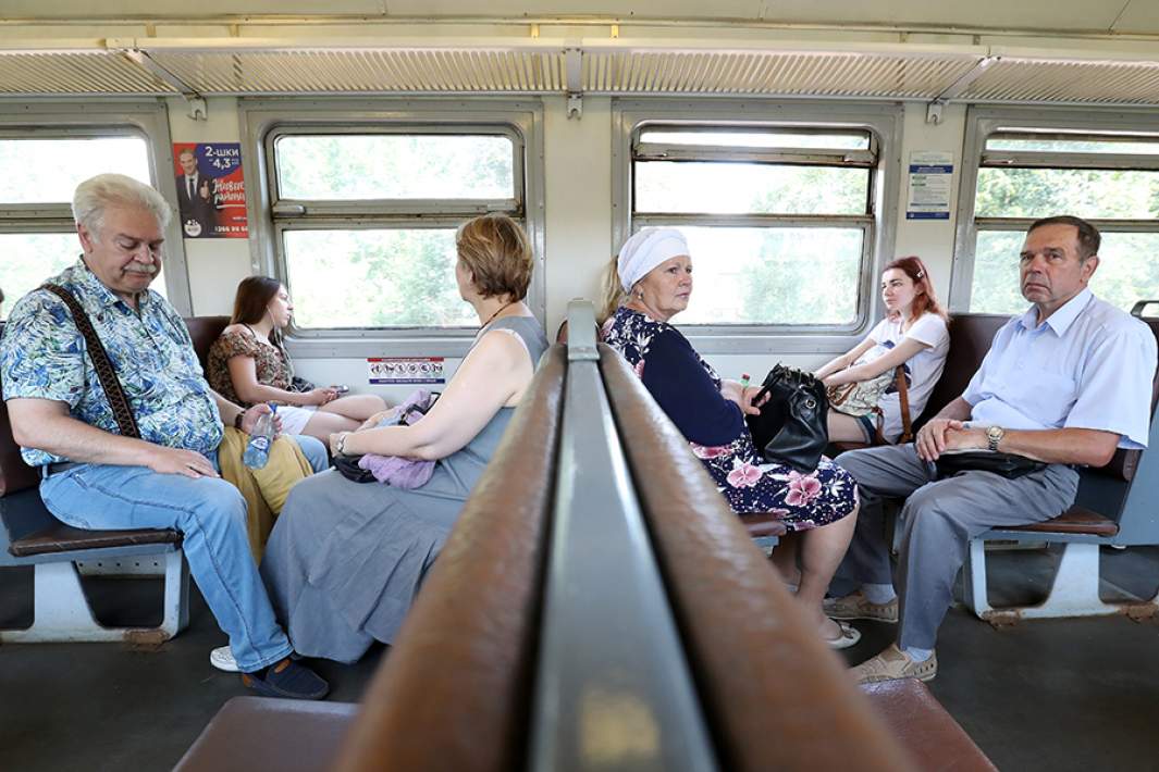 Пассажиры в пригородном поезде