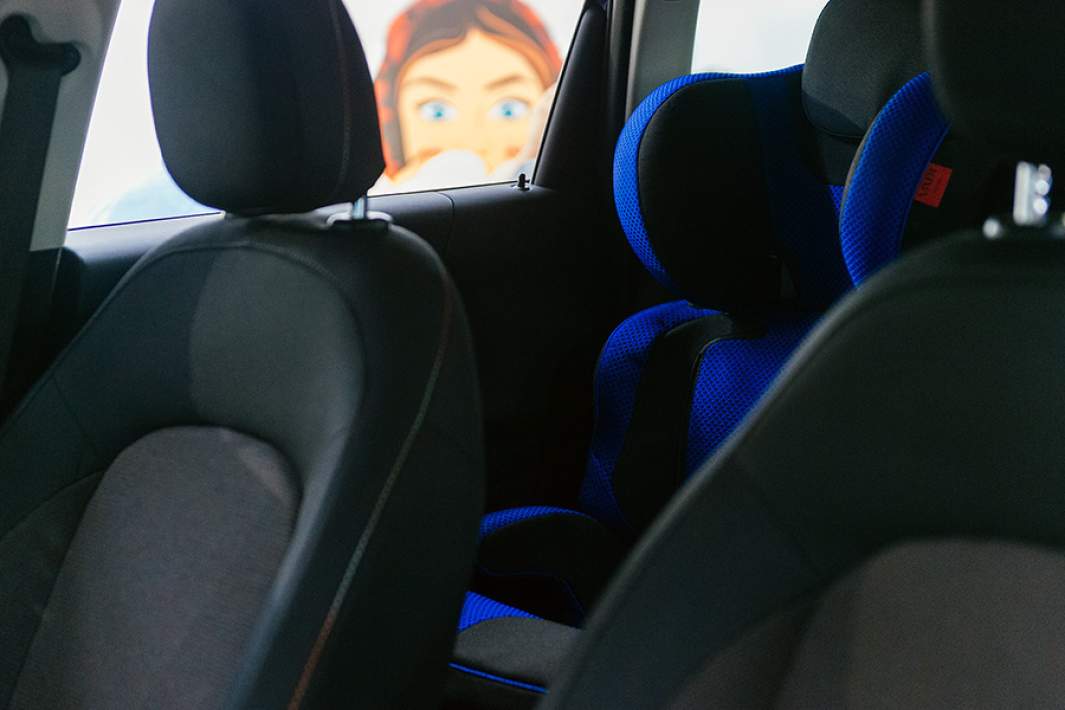Детское кресло в салоне автомобиля