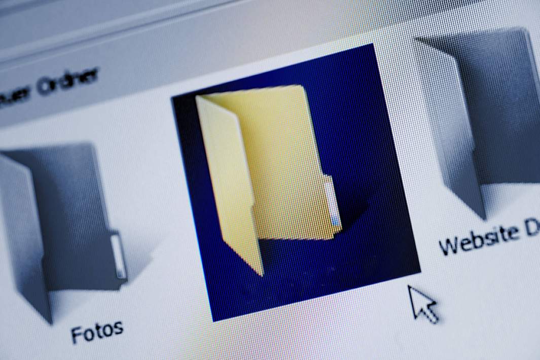 Папка с файлами на экране монитора