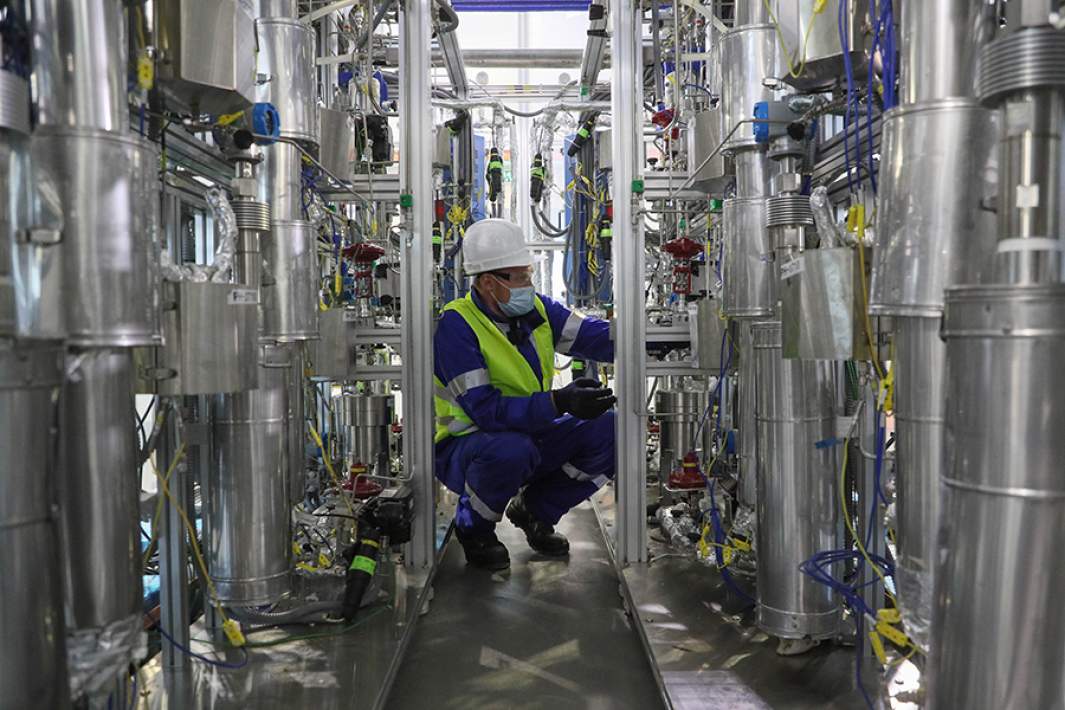 Рабочий на катализаторном заводе