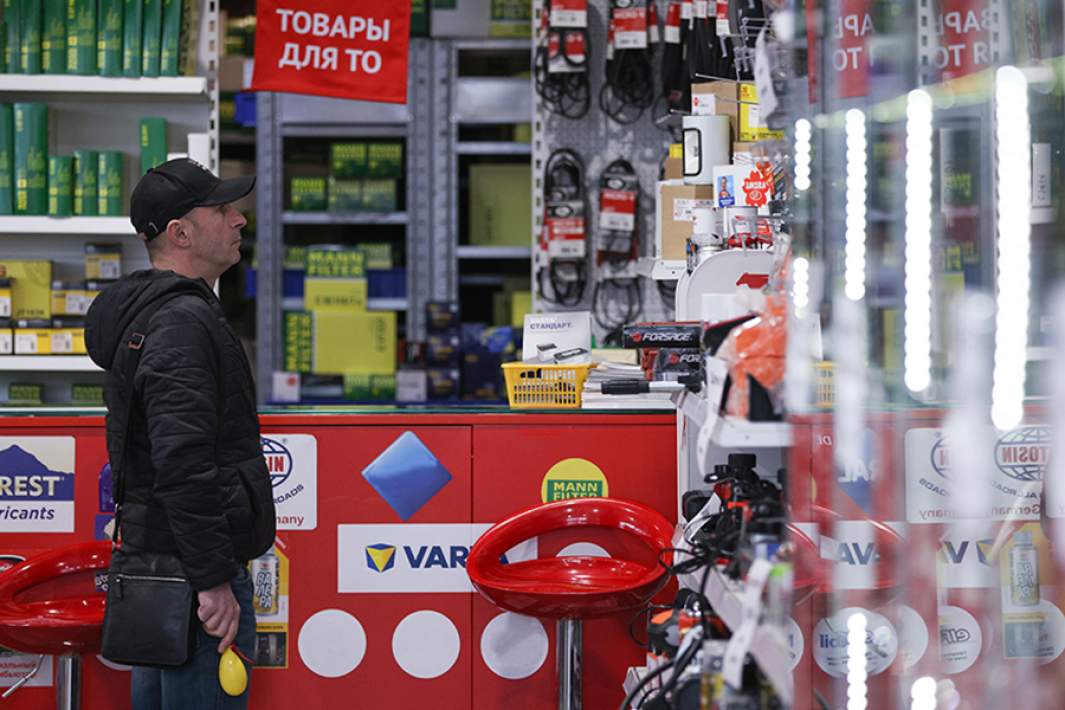 Мужчина в магазине автозапчастей