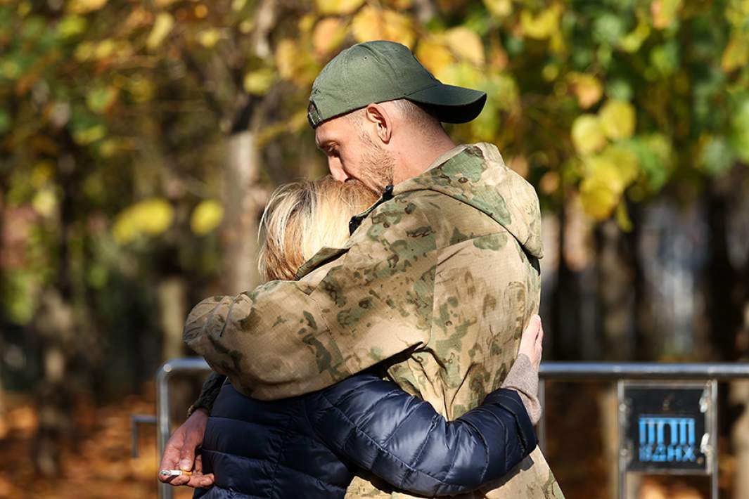 Участник СВО обнимает жену