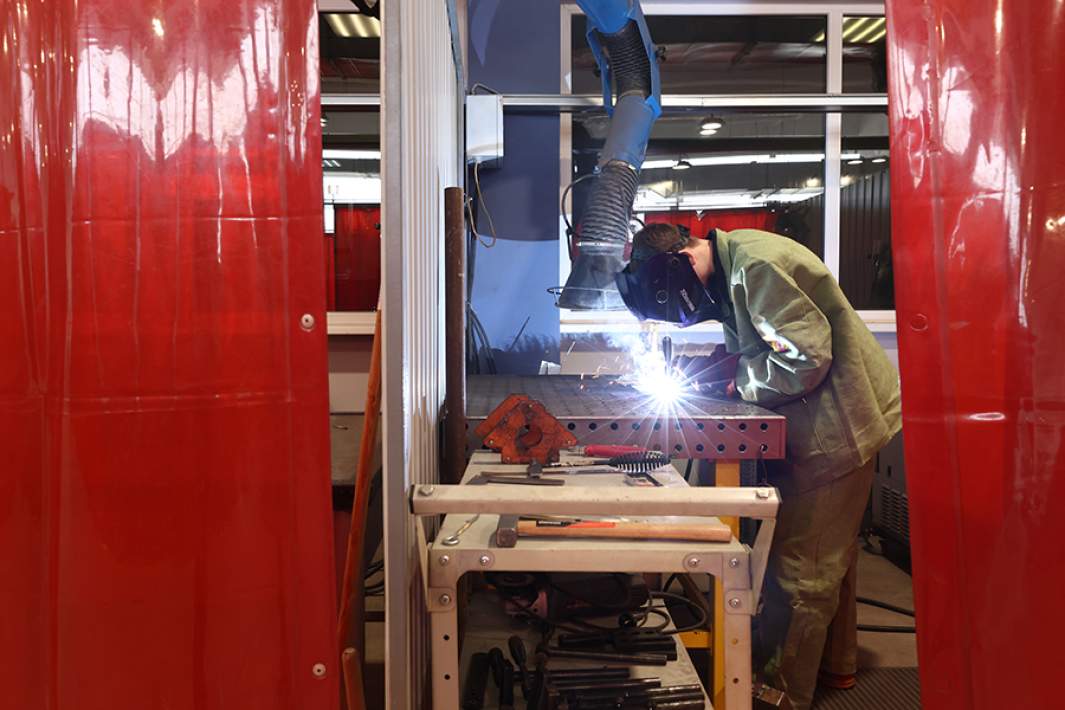 Учащийся в лаборатории сварочного производства