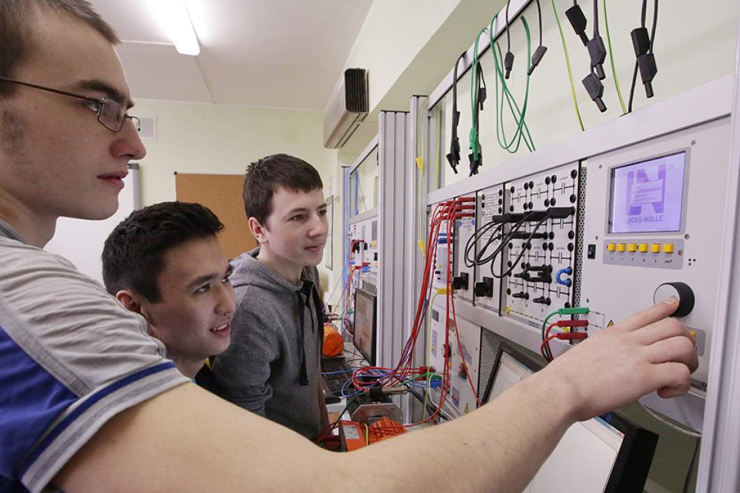 Студенты во время занятия в лаборатории электрических машин и аппаратов