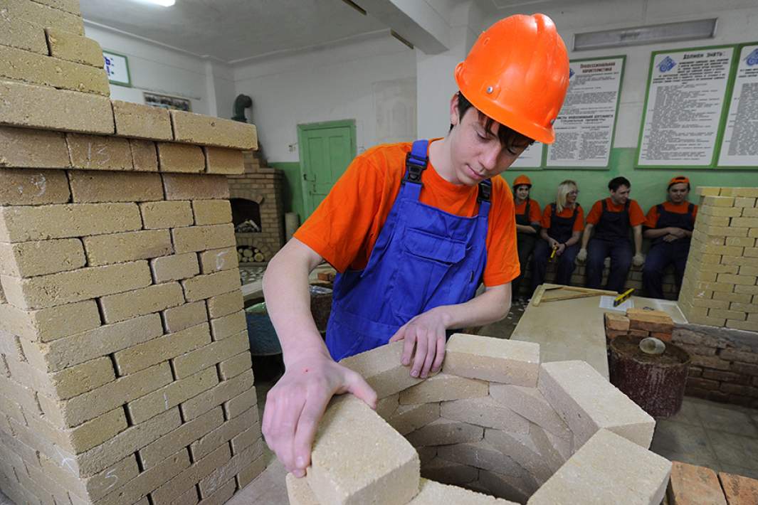 Во время занятия в мастерской колледжа жилищно-коммунального хозяйства