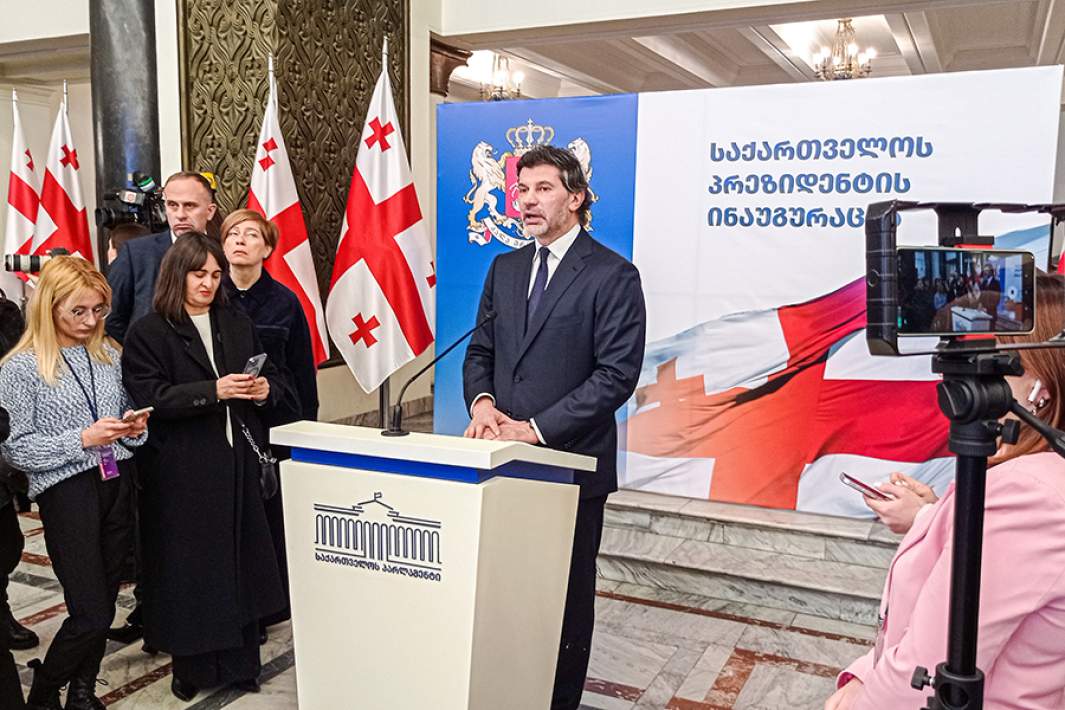 Мэр Тбилиси Каха Каладзе во время пресс-конференции в здании парламента после инаугурации шестого президента Грузии Михаила Кавелашвили. 2024 год