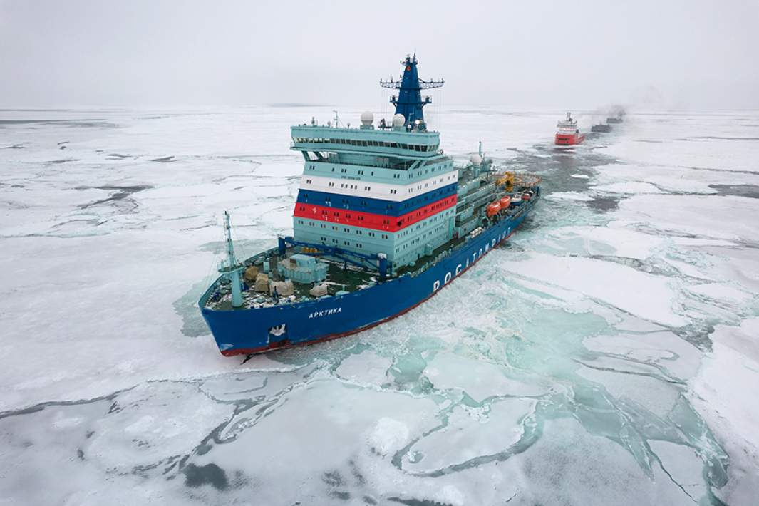 Атомный ледокол «Арктика», осуществляющий ледовую проводку каравана судов в море Лаптевых по Северному морскому пути